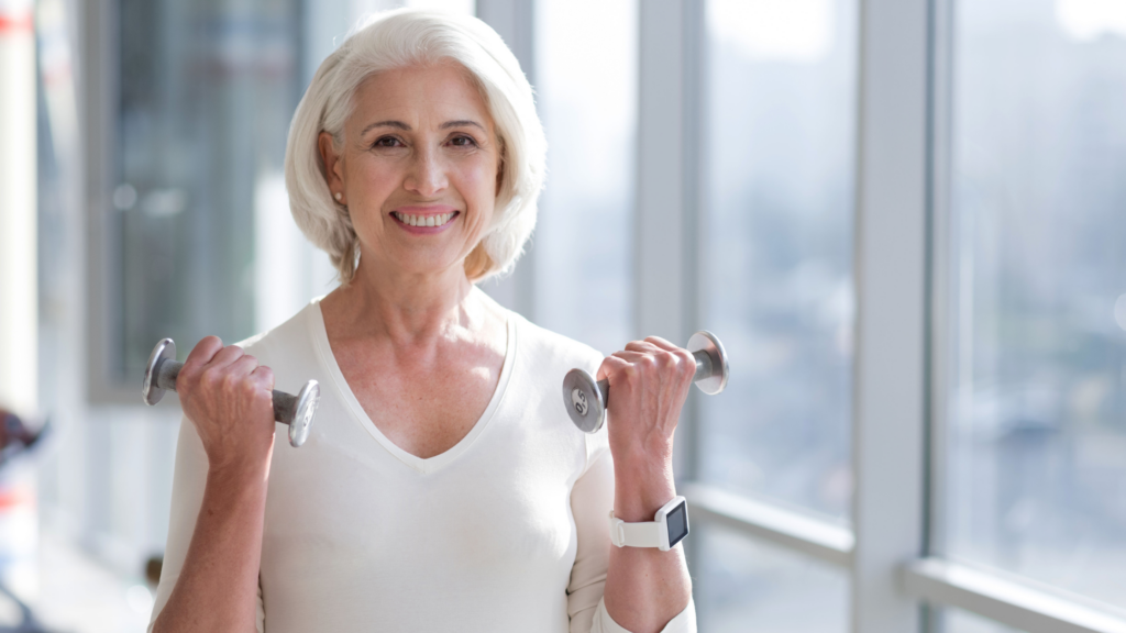 woman lifting a curl bar